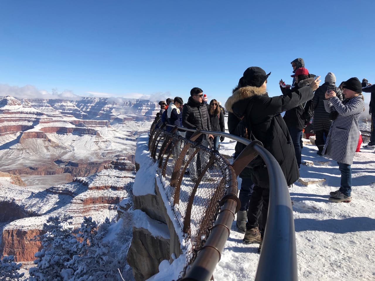 Las temperaturas en algunas zonas del suroeste han llegado a los 30 grados fahrenheit (-1 centígrados). Los turistas en el Gran Cañón han disfrutado el espectacular paisaje nevado del desierto desde los primeros días del año.