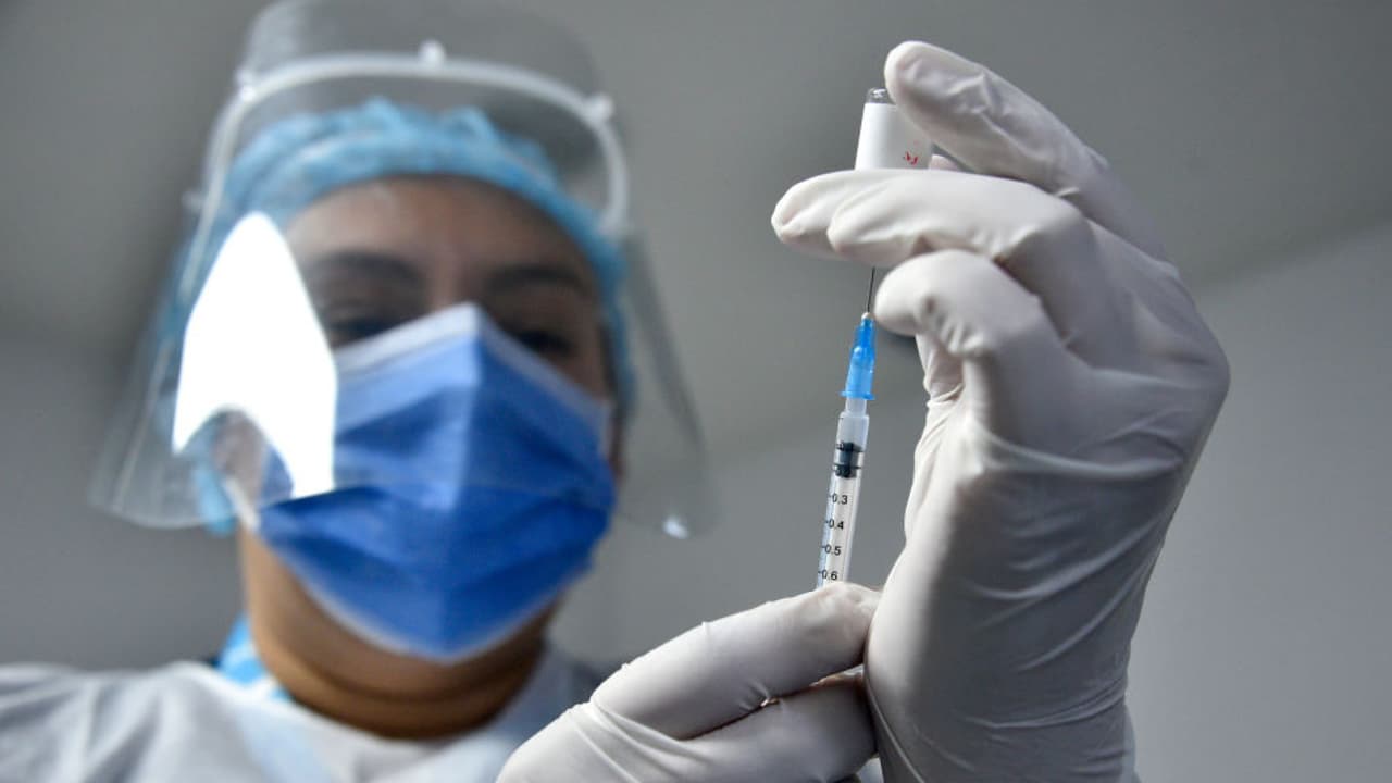 Desde hace varios días se especulaba sobre la apertura a vacunar este grupo de personas, tal y como lo han hecho otros estados del país. Los 
<a href="https://www.univision.com/local/houston-kxln/distritos-escolares-mascarilla-escuelas-houston">CDC</a> recomiendan en esta tercera fase se prioricen trabajadores esenciales en servicios de transporte, comida, construcción y comunicaciones, entre otros.