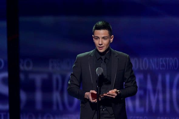El joven cantante de 19 años aseguró que nunca se imaginó estar recibiendo este premio y conocer a grandes estrellas.