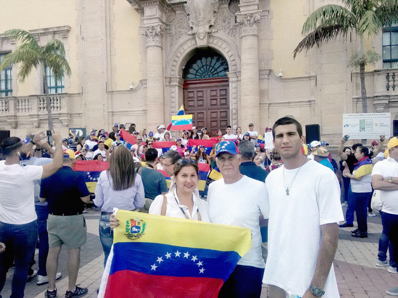 La familia Coello Morillo en una manifestación frente a la Freedom Tower en Miami, a favor de la libertad en Venezuela.