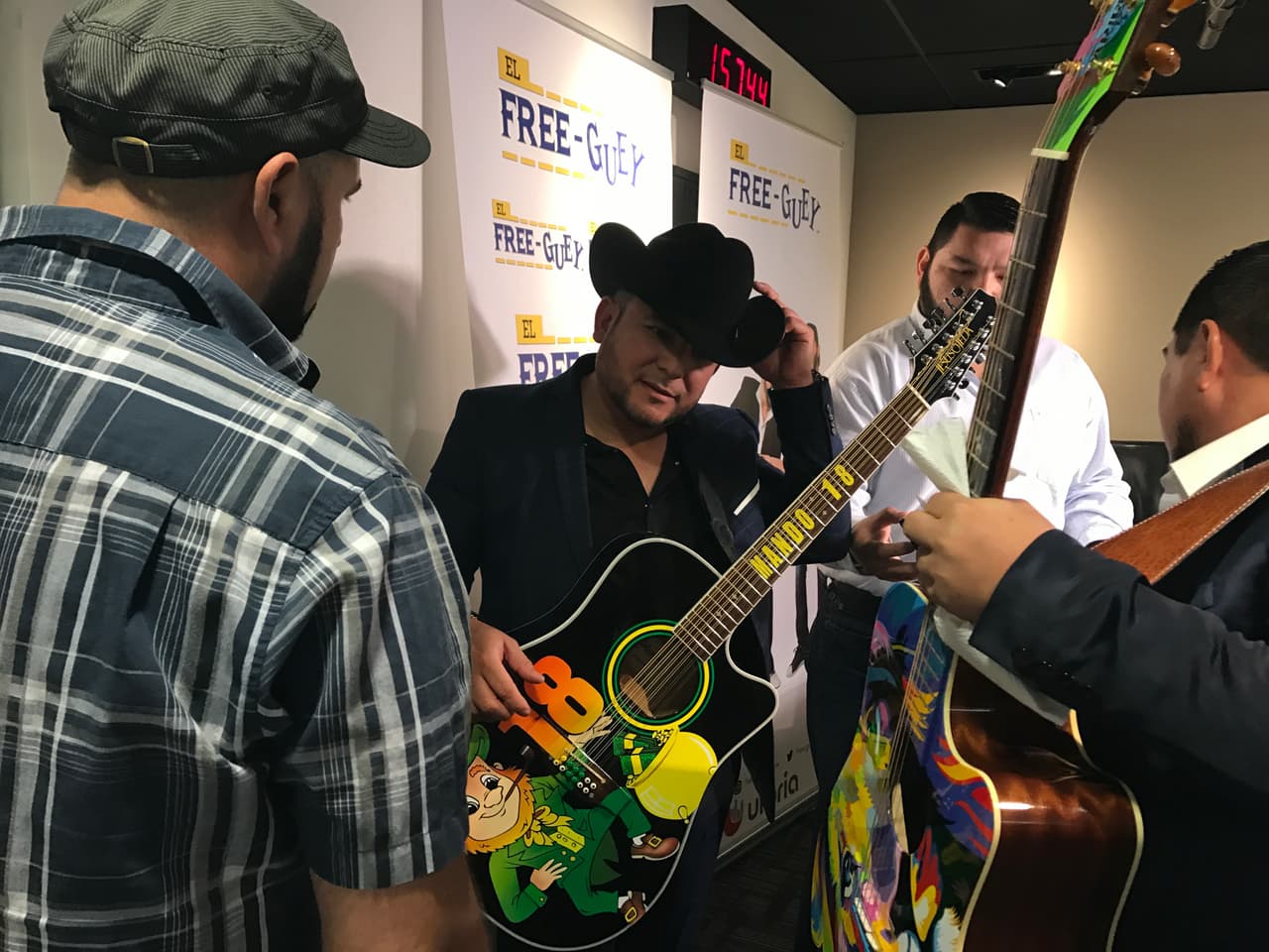 El Compa Ivan, El Tambochi y La Bronca se tomaron fotos, cantaron y hablaron de todo un poco con el compositor sinaloense.