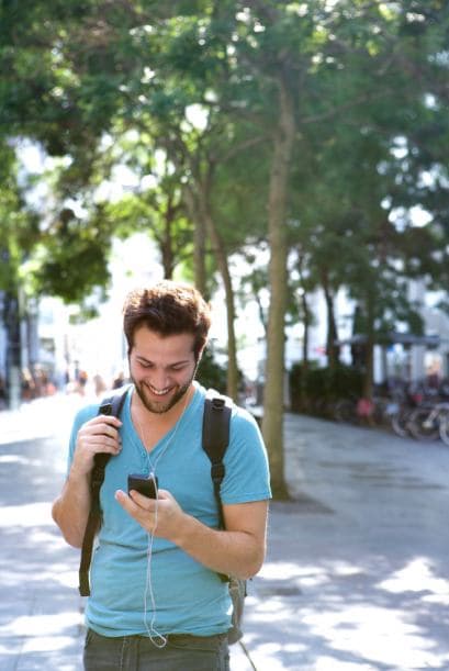 Personas han sido atropelladas por cruzar la calle mirando al teléfono, o han chocado con postes de luz de frente por no mirar por donde caminan.
