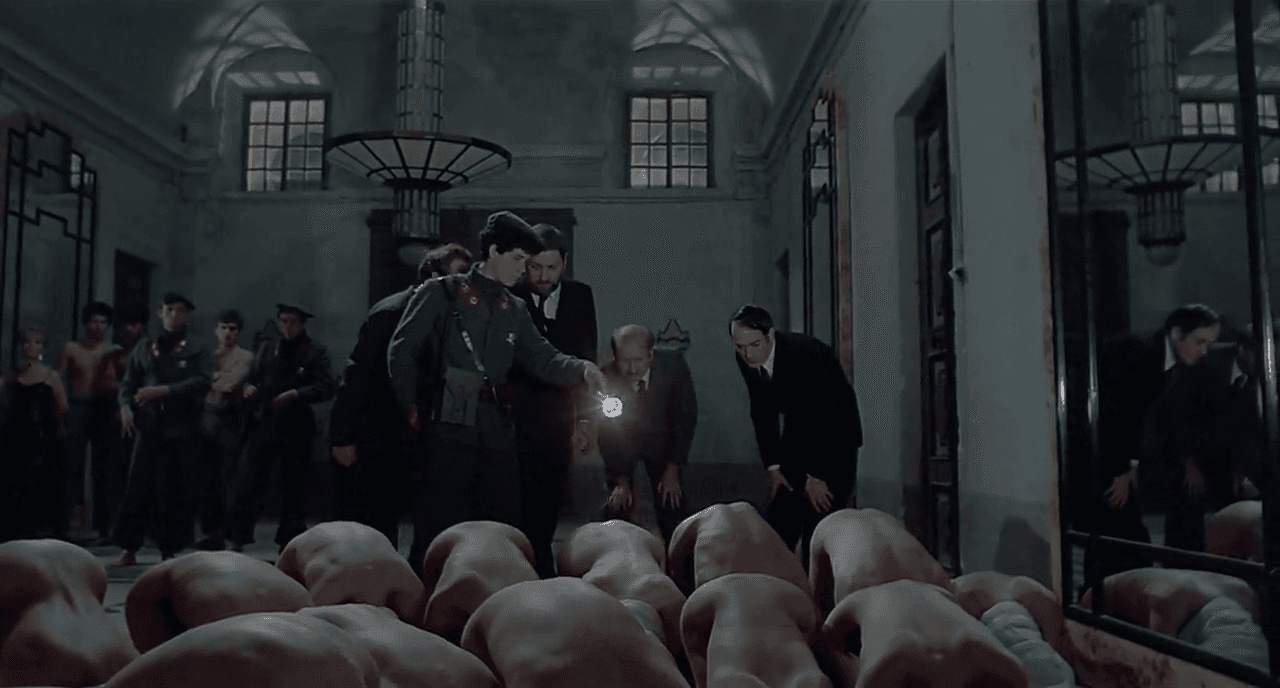 La espeluznante película de Pier Paolo Pasolini, 
<a href="https://www.youtube.com/watch?v=yYfWJzqWU2g">'Saló o los 120 días de Sodoma y Gomorra'</a> donde las torturas, el sexo forzado y el horror conviven en una mansión.