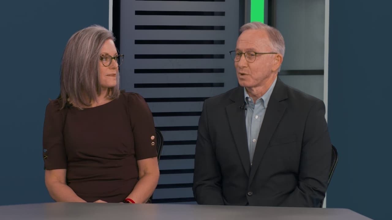 Katie Hobbs defiende su gestión y promete bajar costos si gana la reelección en Arizona