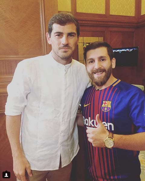 Tiene 26 años y es estudiante, según el portal
<a href="https://cnnespanol.cnn.com/2017/05/10/conoce-al-clon-irani-de-lionel-messi/">CNN en español</a>.