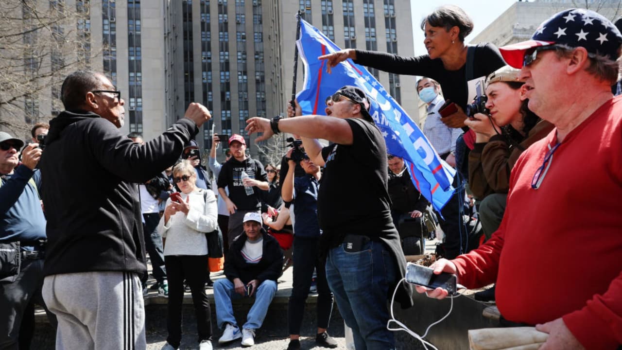La llegada de Donald Trump a la corte de Manhattan estuvo marcada por la presencia de decenas de personas que celebraban su comparecencia y lo invitaban a enfrentar a la justicia, pero también por un reducido grupo de simpatizantes que señalaron que aquellos que apoyaban al expresidente eran quienes sabían de política y tenían claro lo que estaba sucediendo. 
<b>Lee aquí más información sobre <a href="https://www.univision.com/noticias/politica/trump-llega-corte-imputacion-nueva-york-stormy-daniels " target="_blank">los 34 cargos impuestos a Trump</a></b>.