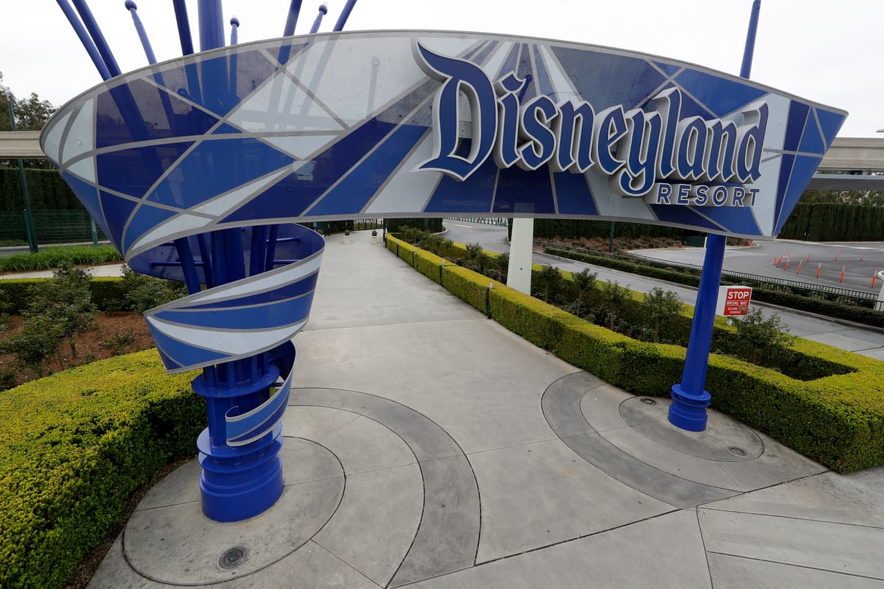 Una desolada entrada en el parque de Anaheim, en California.