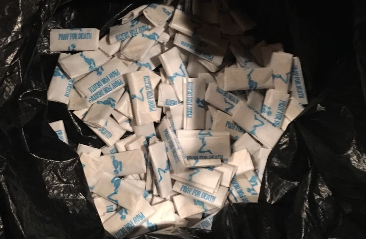 Estos paquetes de fentanilo, marcados "Pray for Death," fueron confiscados por la DEA en Nueva York.