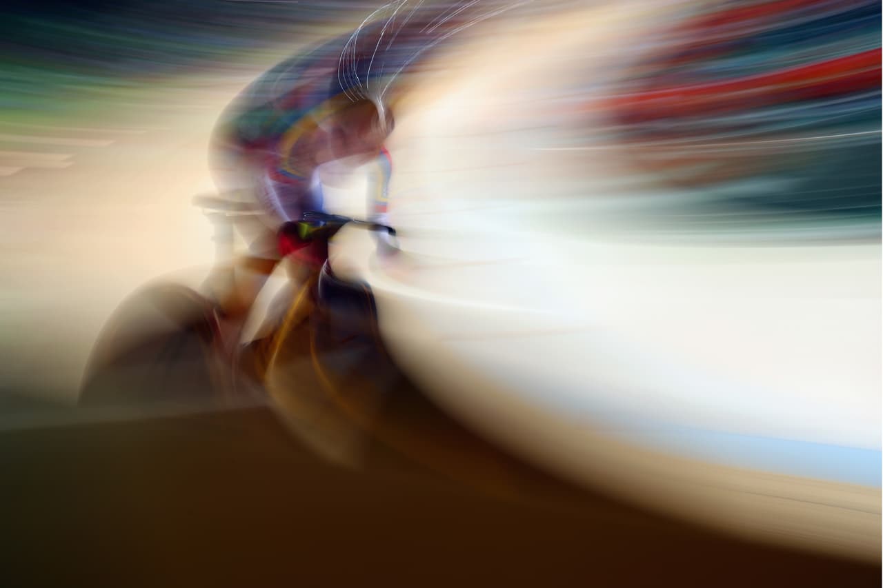 Imagen artística de la venezolana Angie Sabrina Gonzalez captada durante la competencia del Omnium femenino durante los Juegos Olímpicos de Río-2016.