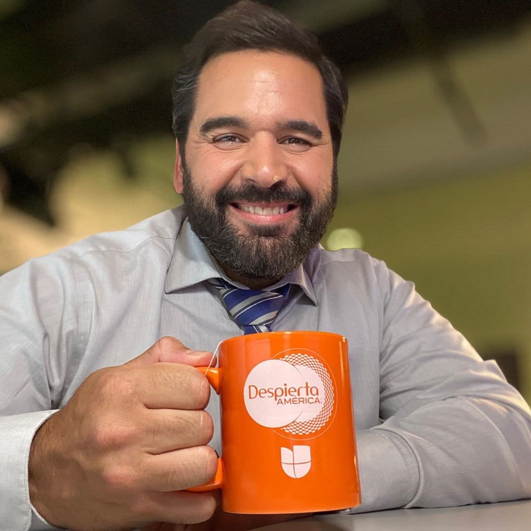 Nuestro Albert arrancó la semana con cafecito en mano.