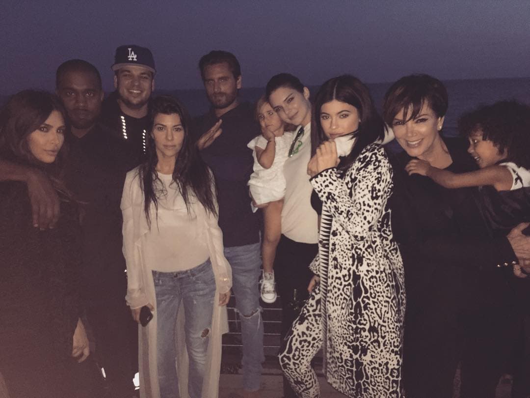El clan Kardashian, hasta Scott Disick y Rob, posaron para una encantadora foto familiar... ¿dónde quedó Khloé?