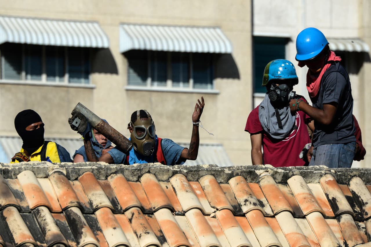 El paro de 48 horas es parte de una escalada de manifestaciones que desde hace casi cuatro meses lidera la oposición, que ve la iniciativa del presidente Nicolás Maduro de llevar a cabo una Asamblea Constituyente como una amenaza para la democracia y la economía del país petrolero.