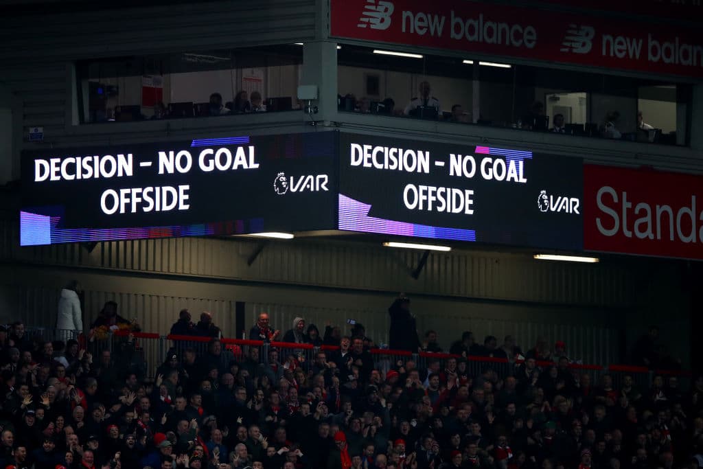 Adam Lallana asistió a Sadio Mané para el triunfo del Liverpool 1-0 sobre el Wolverhampton, a quien el VAR le anuló un gol por fuera de lugar.