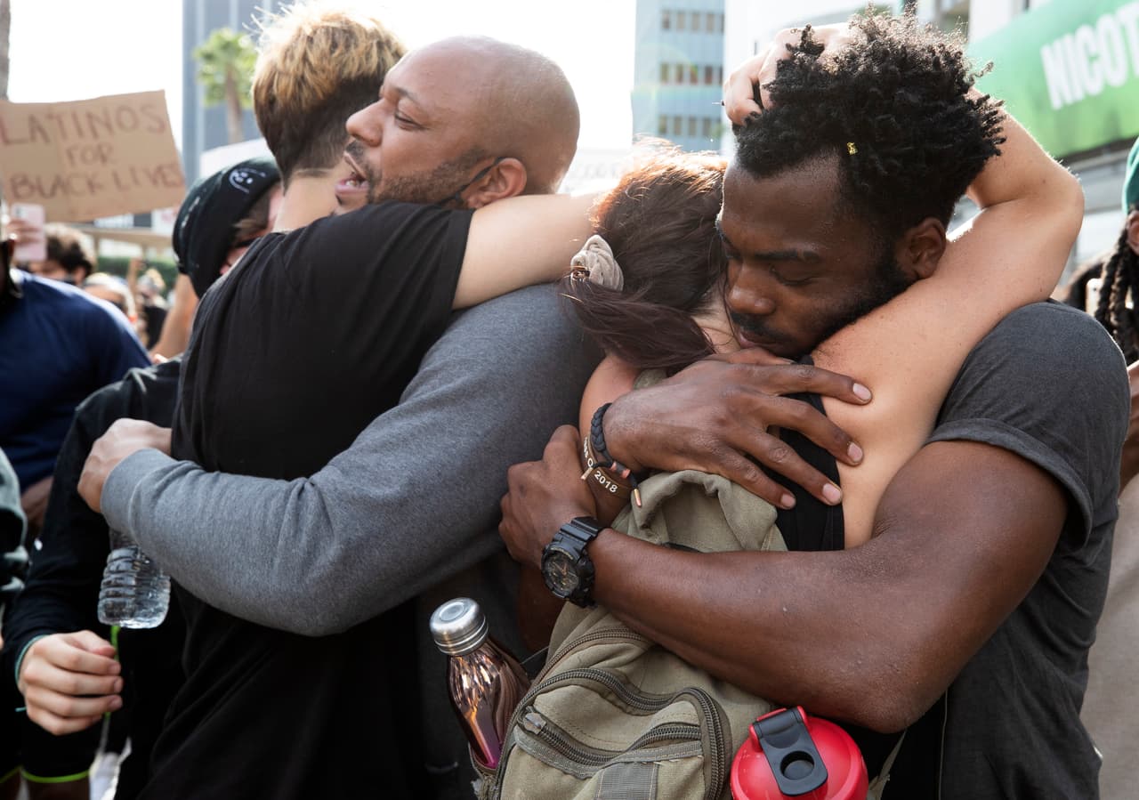 Se vieron personas abrazándose durante la protesta de este martes en Los Ángeles.