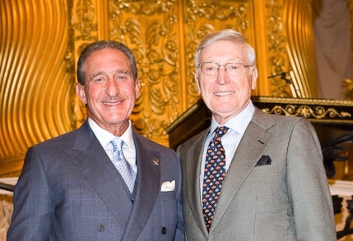Los fundadores de Home Depot, 
<b>Bernard Marcus</b> y 
<b>Arthur Blank</b>, ocupan el puesto 89 y 118, respectivamente, con sus 8.300 y 7.400 millones de dólares.
<br>