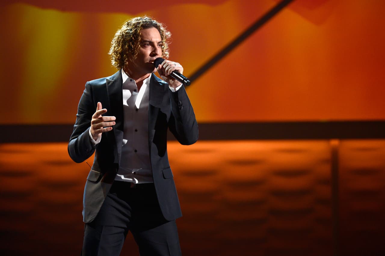 Es inteligente y adaptable, tanto que ha hecho increíbles duetos con personalidades que no tienen que ver con su tipo de música, como Jessica Simpson.