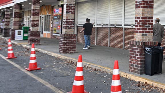 Negocios en Charlotte cierran sus puertas por temor a las redadas: denuncian violencia en arrestos