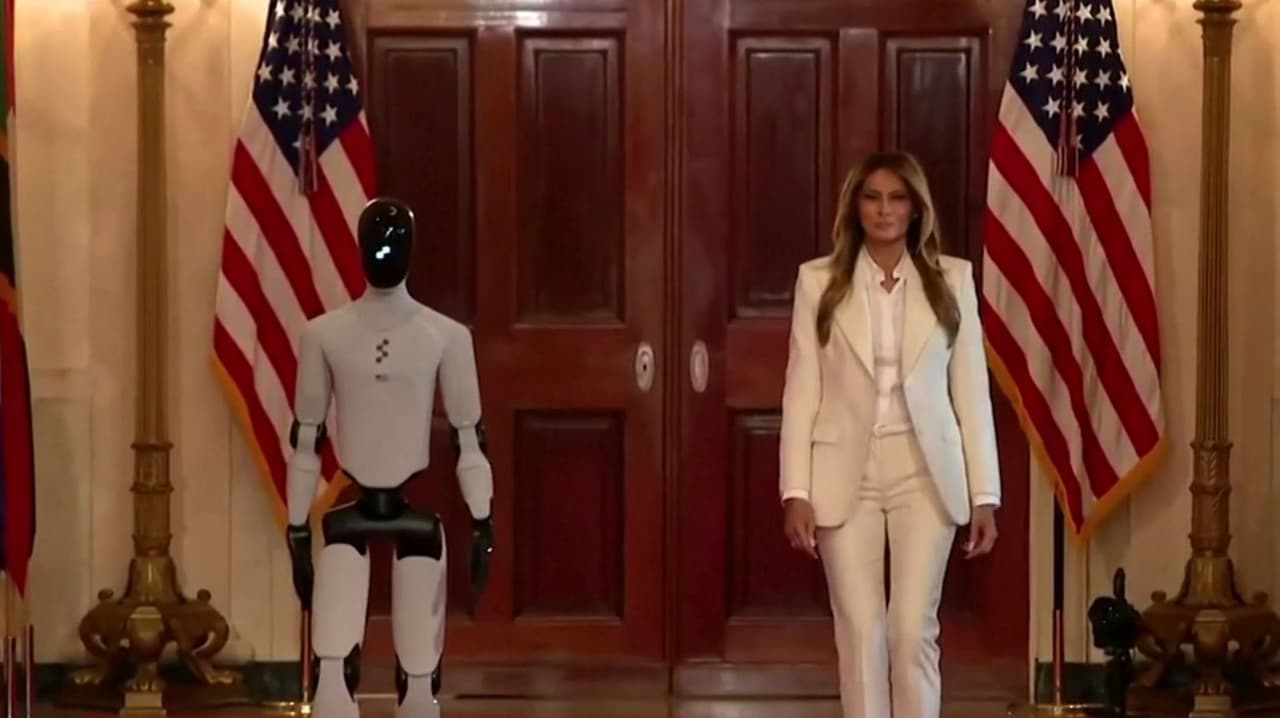 VIDEO: Así fue como un robot acompañó a Melania Trump durante un evento en la Casa Blanca