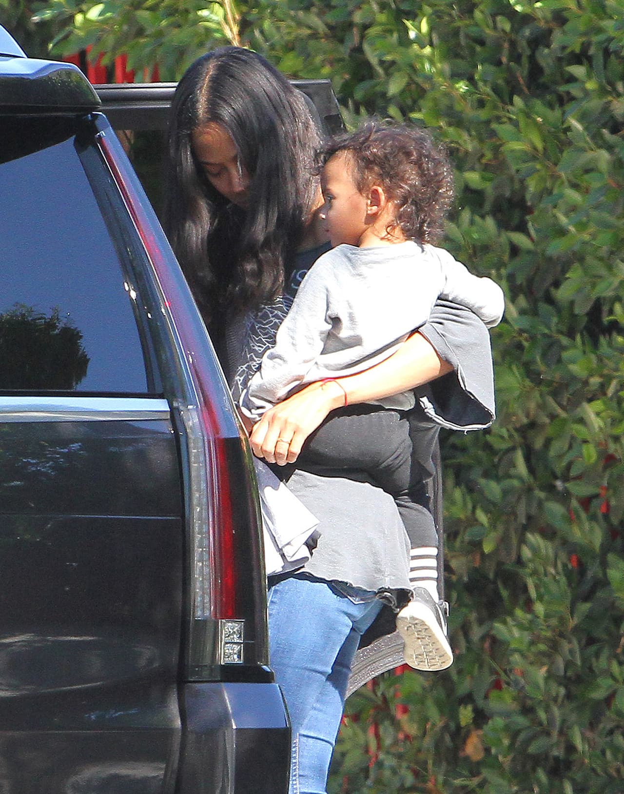 Jeans, blusas holgadas y melena despeinada.