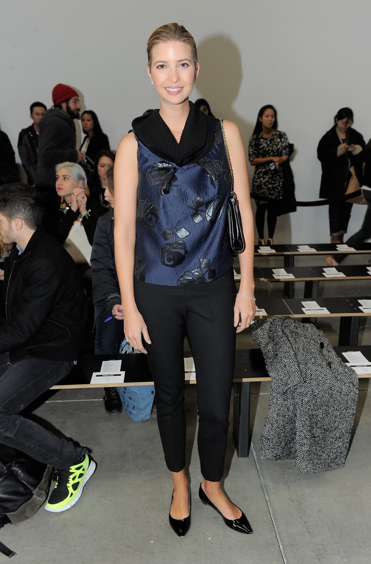 Para los 'casual fridays' que tanto dolores de cabeza les ocasionan a la ejecutivas, se puede apostar, como lo hizo Ivanka Trump para este desfile, por llevar blusas formales y de materiales con algo de brillo, acompañadas de unos pantalones capri negros y unas bailarinas de punta.