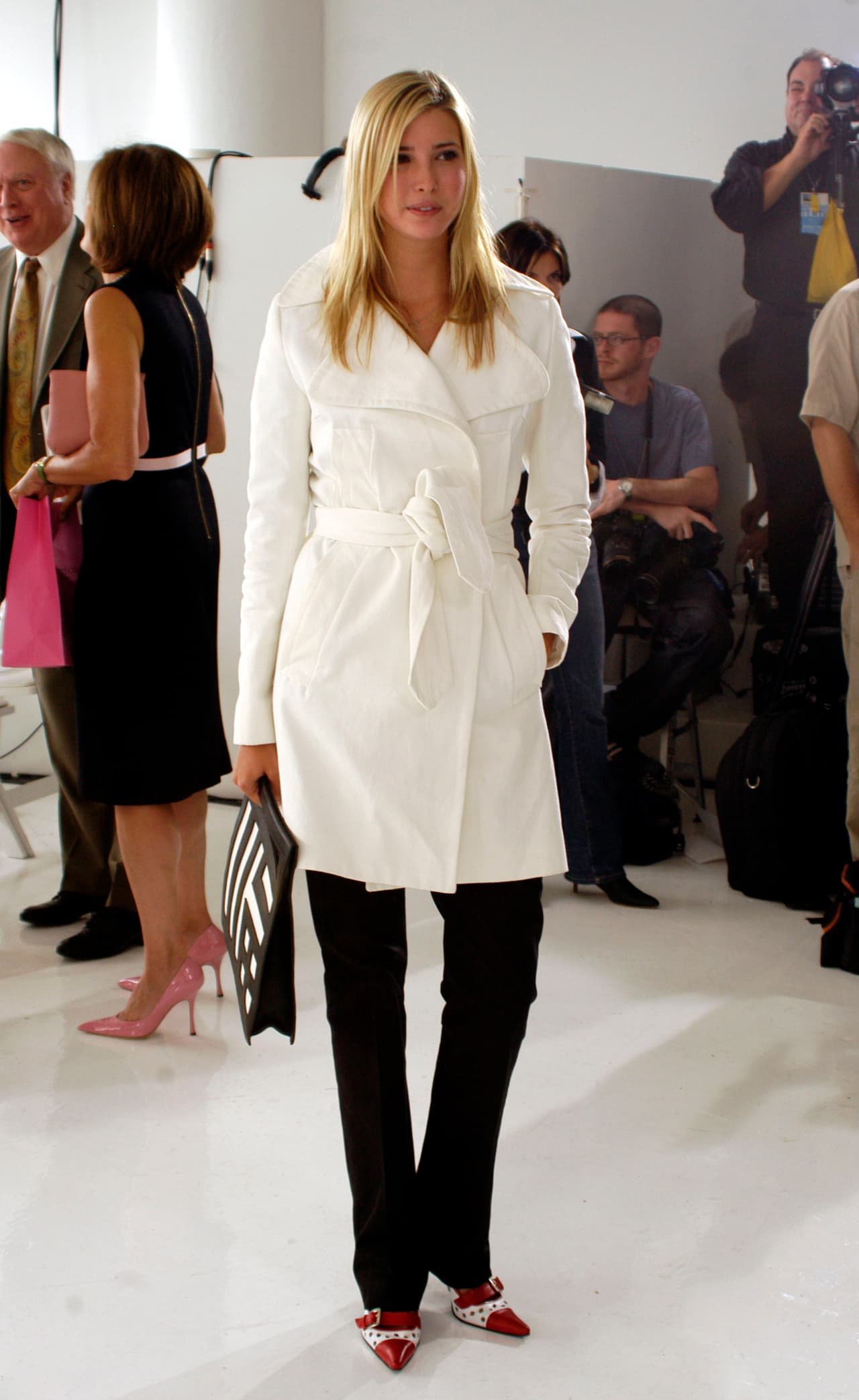 Una de esas prendas básicas del armario de una ejecutiva es, sin duda, un buen abrigo de amarrar a la cintura, uno que pueda llevar sobre los hombros con su sastre, o que le de más formalidad a unos pantalones negros.