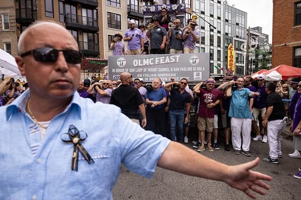La tradición fue llevada a Brooklyn por inmigrantes italianos de Nola, un municipio localizado en la ciudad metropolitana de Nápoles.