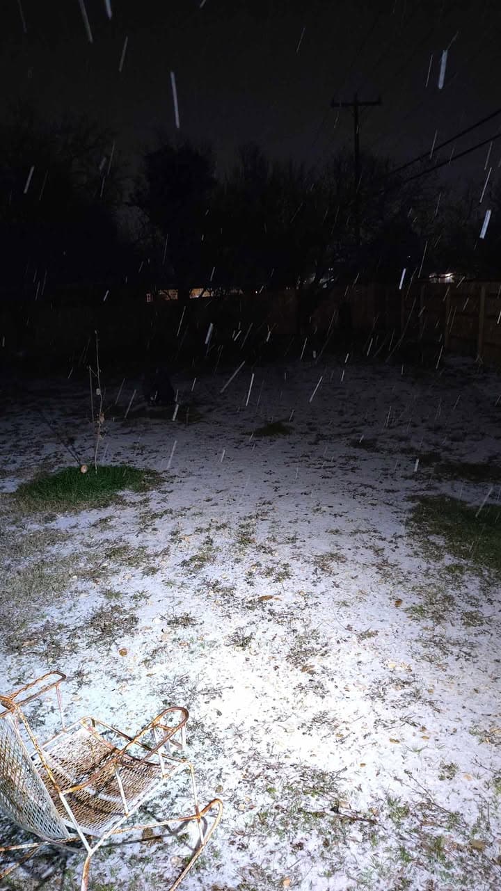 La tormenta invernal trajo una densa capa de nieve que cubrió la ciudad y varias zonas del centro de Texas.
<br>
<br>Usuarios de Univision enviaron las imágenes de cómo vivieron la primer nevada del 2025.