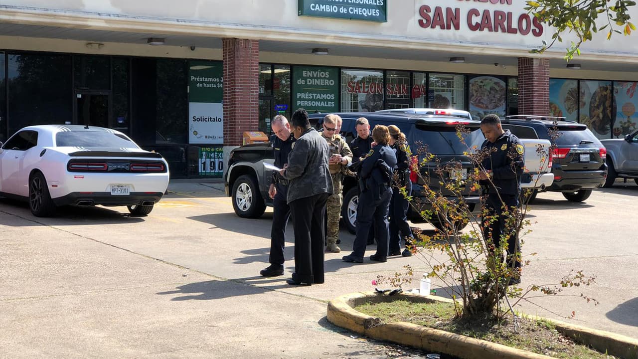 De acuerdo con autoridades en su interior viajaban dos oficiales del equipo de tácticas especiales SWAT.