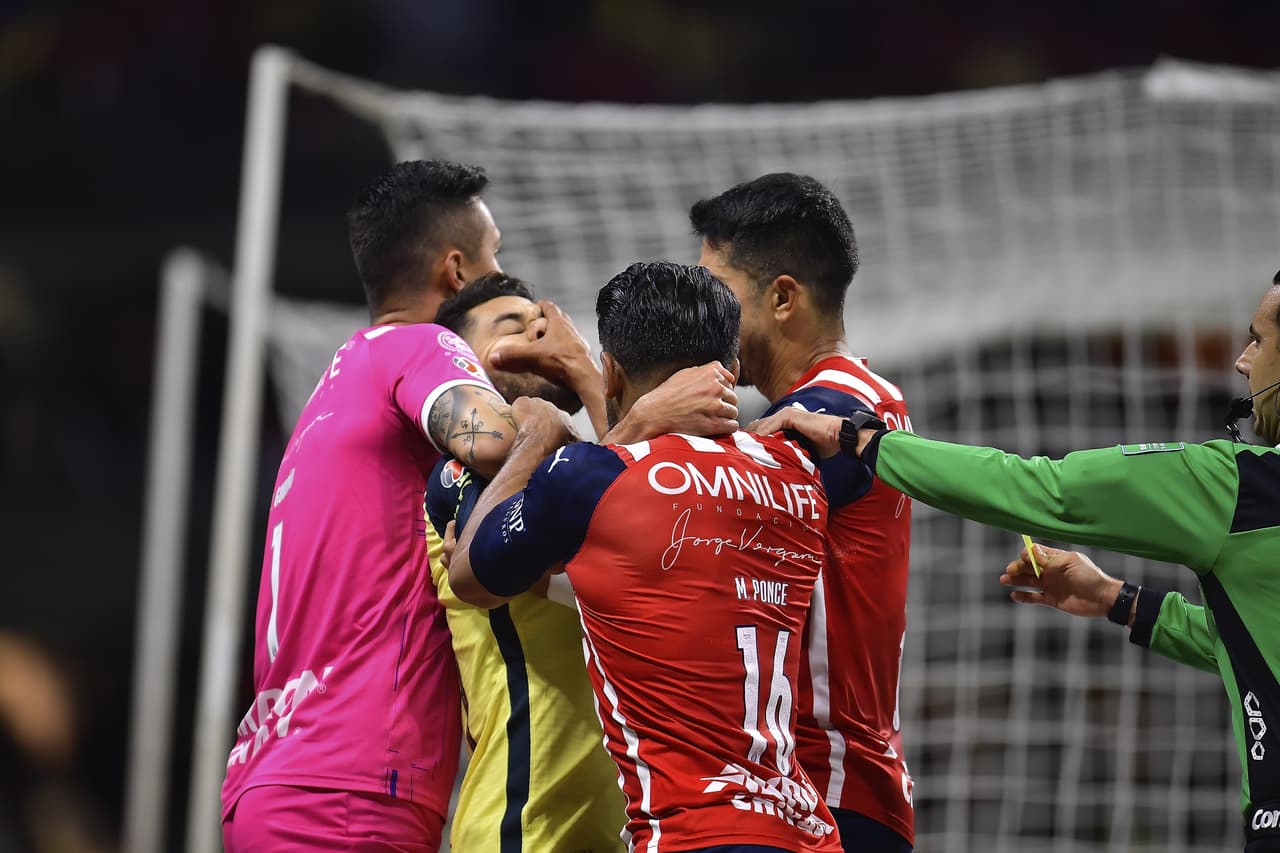 El Clásico entre América y Chivas estuvo lleno de pasión, bronca, ocasiones de gol y mucha polémica por el arbitraje en el encuentro disputado en el Estadio Azteca en actividad de la Jornada 10 del Grita México A21 de la Liga MX.