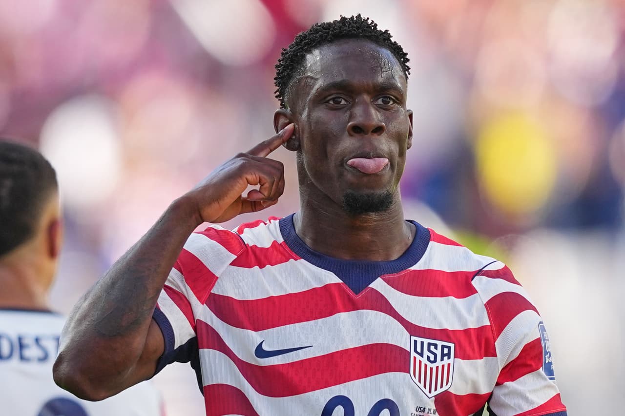 Folarin Balogun (20) de Estados Unidos reacciona después de anotar el primer gol de su equipo durante el partido de fútbol de octavos de final de la Copa Mundial entre Estados Unidos y Bosnia en Santa Clara, California, cerca de San Francisco, el miércoles 1 de julio de 2026.