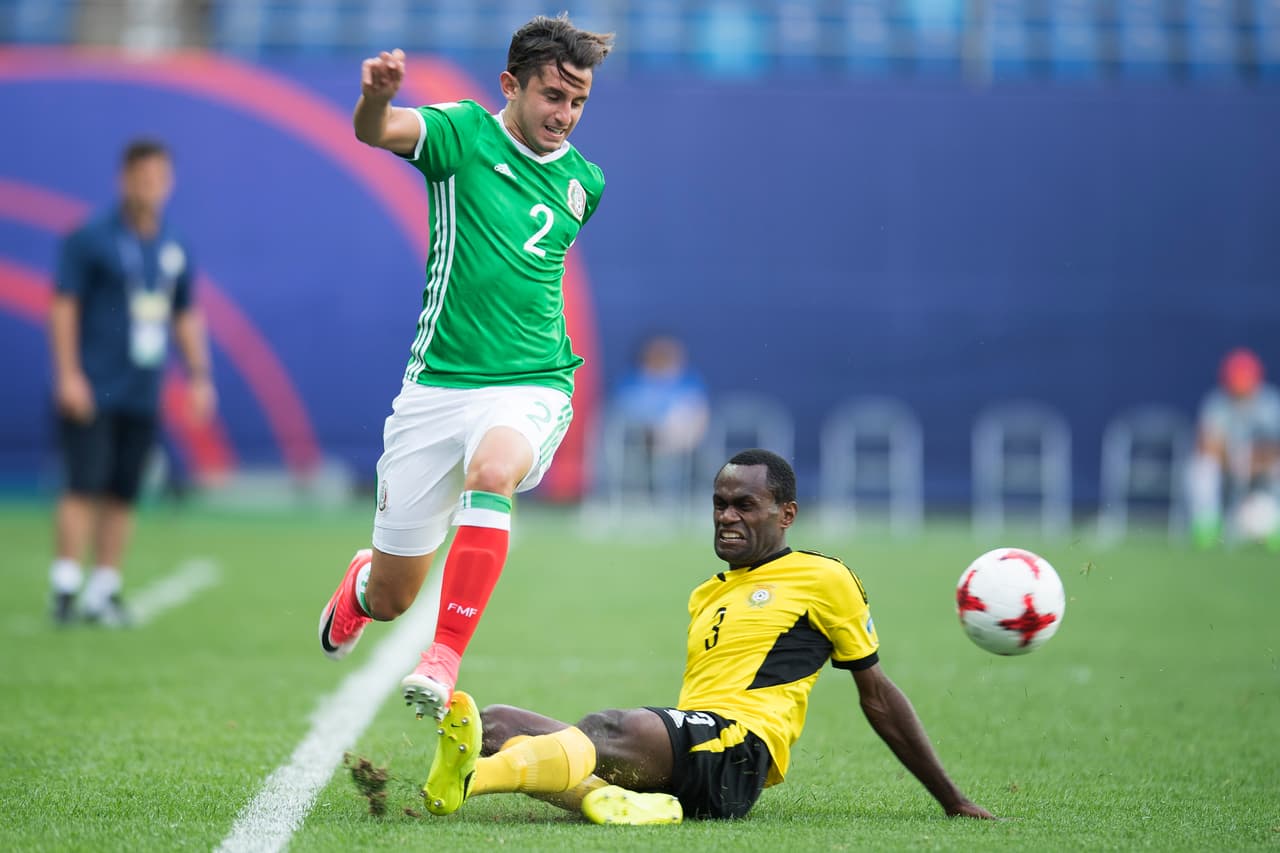 Aunque México se acercaba, Vanuatu se mostró impetuoso y aprevechó su fortaleza física para cerrarse atrás.