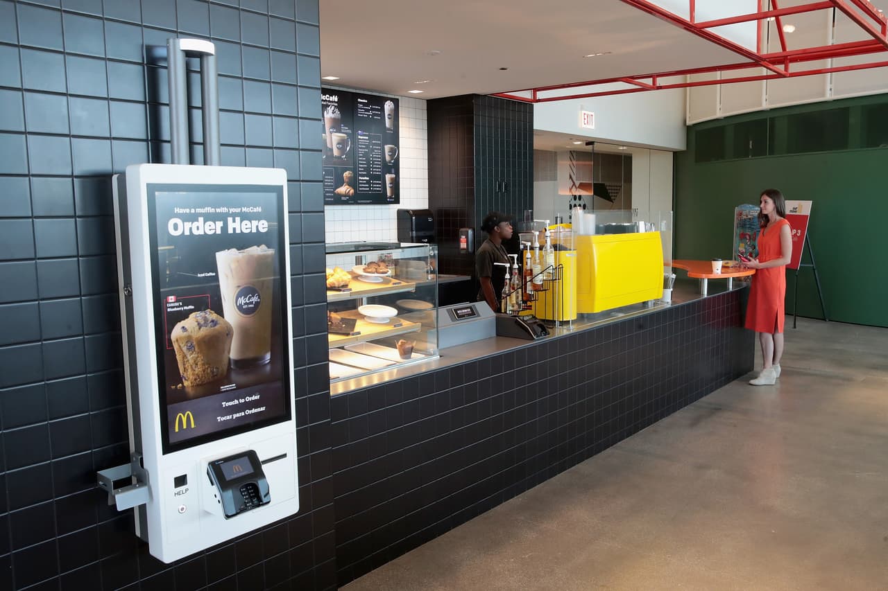 <a href="https://www.univision.com/temas/mcdonalds">McDonald's</a> estará contratando a 25,000 trabajadores para sus restaurante en 
<a href="https://www.univision.com/temas/texas">Texas</a>, durante este mes de abril.