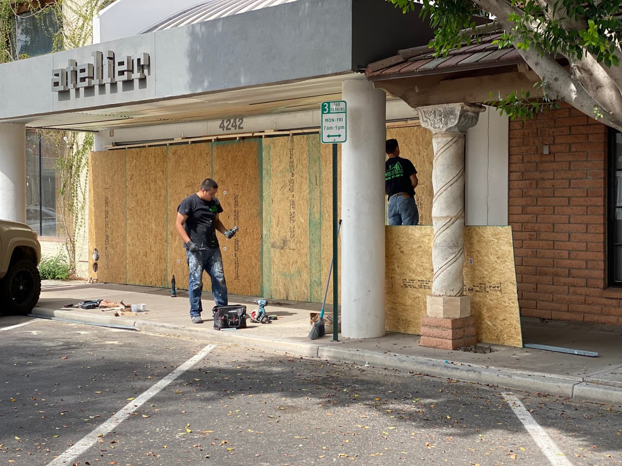 La policía de Scottsdale informó este 4 de junio que se han establecido varias 
<a href="https://www.univision.com/local/arizona-ktvw/estas-son-las-calles-que-estaran-cerradas-ante-las-protestas-que-se-esperan-este-fin-de-semana">restricciones de tráfico</a> “en preparación de cualquier protesta anticipada este fin de semana”. Las restricciones se centran en el área del centro de Scottsdale. 
<br>