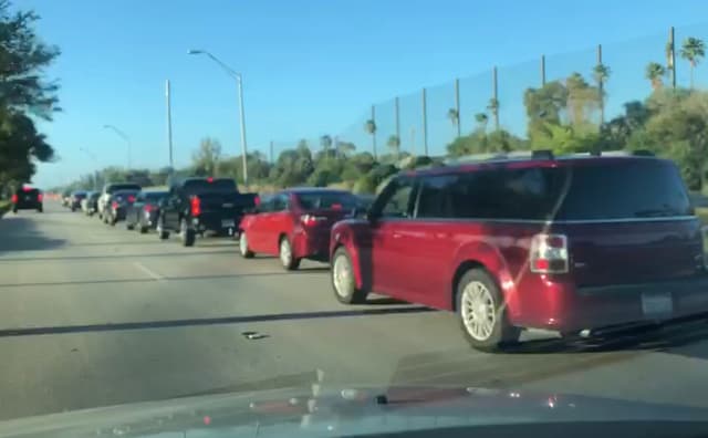Más de dos horas de espera para la prueba del coronavirus en el C.B. Smith Park de Broward
