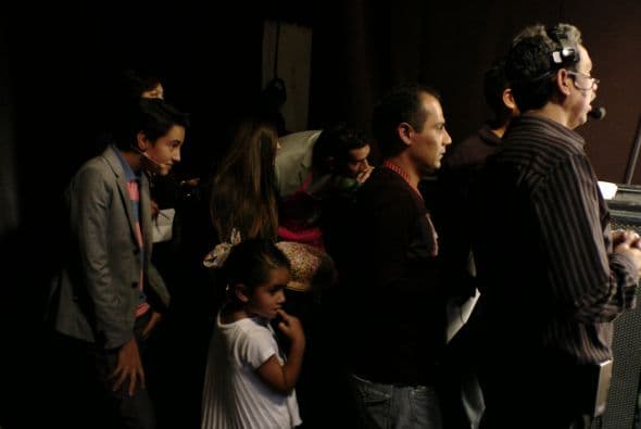 Una sorpresa muy especial la esperaba detrás de cámaras, estaban sus hijos y su esposo, Eduardo Santamarina.