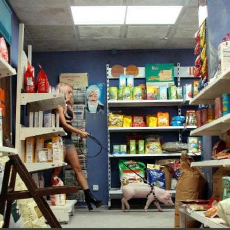 Shakira 'bautiza' al cerdito de su videoclip 'Chantaje' con ayuda de sus fans