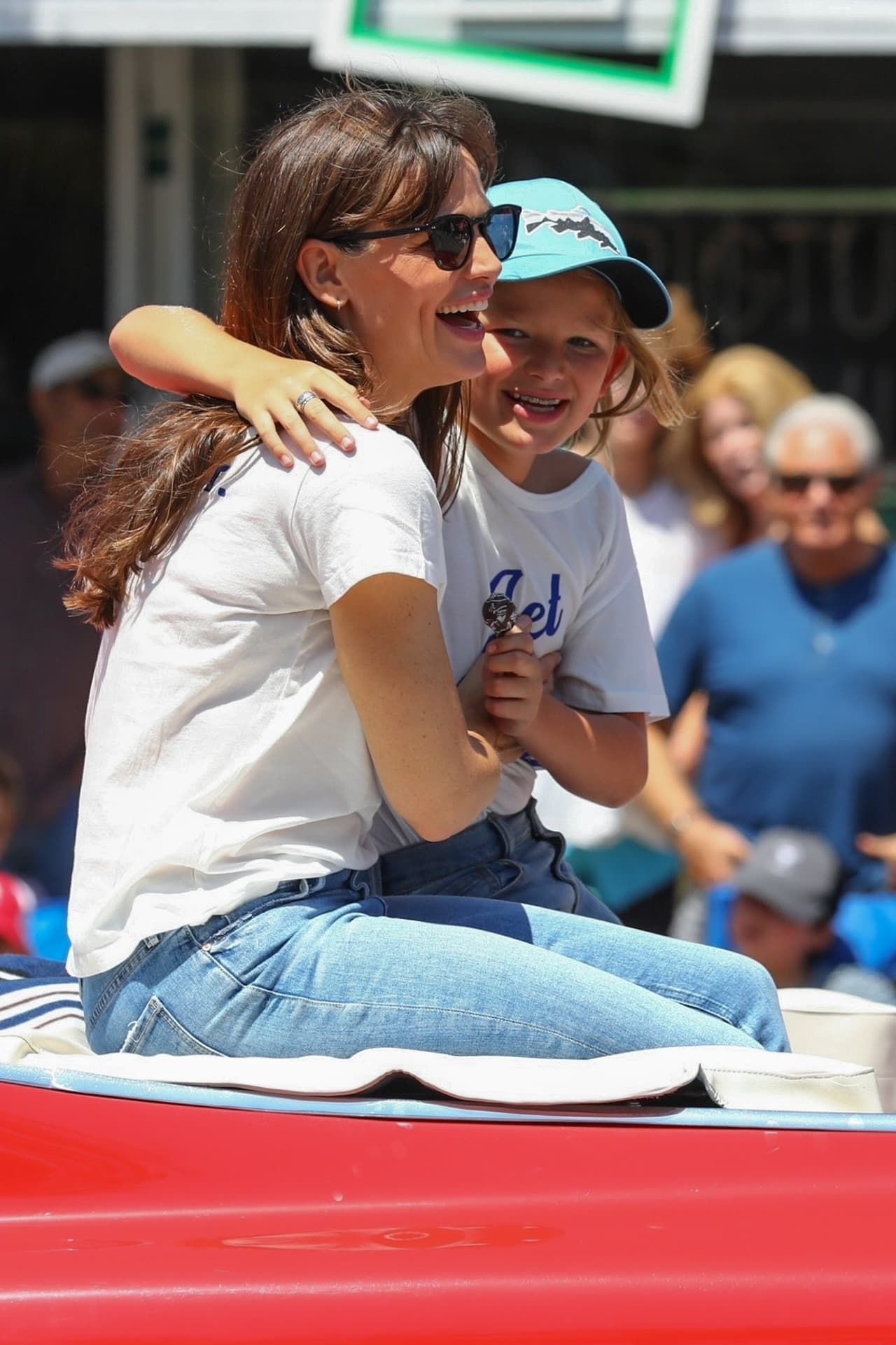 <b><a href="https://www.univision.com/famosos/jennifer-garner-hijo-ben-affleck-jlo-choca-lamborghini" target="_blank">Samuel, el hijo menor de Ben Affleck</a></b>, fue visto el miércoles 24 junto a su madre, Jennifer Garner, paseando en California, según fotos que publicó el Daily Mail. No queda claro si también Violet y Seraphina, las hijas mayores del artista, se quedaron con su ex. Tampoco se ha reportado si Emme y Max, los mellizos de JLo, se quedaron en EEUU. 
<br>