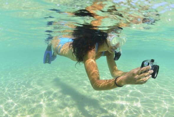 Una camarita deportiva. Perfecta para tomar fotos y filmar debajo del agua y en movimiento, este gadget se convertirá en tu nuevo must-have cuando te vayas de vacaciones.