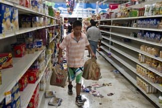 Sin luz, agua ni señal telefónica, centenares de habitantes rapiñaron violentamente y dejaron vacíos los comercios. (Imagen de archivo).