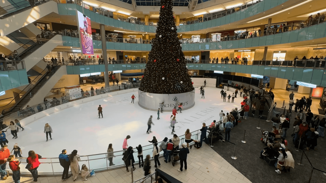 El árbol estará presente en toda la época navideña y habrá más shows en la agenda. Para visitar Galleria Dallas, dirígete a 13350 Dallas Parkway, en un horario de 10 am a 8 pm, de lunes a sábado, y de 12 pm a 6 pm los domingos.