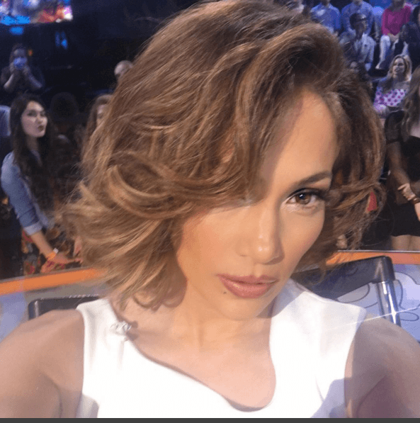 Jlo compartió esta imagen en la que luce un look muy natural, pero se ve muy muy guapa.