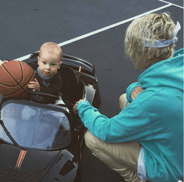 Bieber es súper bueno con los niños ¿Será que ya quiere ser papá?