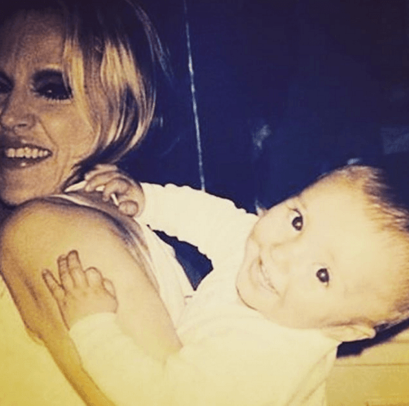 Ella lo extraña mucho, por eso es que publica estas fotos tan emotivas.