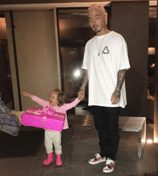 J Balvin se está convirtiendo en uno de los latinos más populares en las redes sociales ¿Qué tal esta imagen con su bella sobrina?