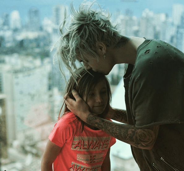 Justin está pasando todo el tiempo que puede con sus hermanitos; ellos son su adoración.