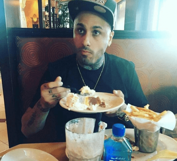 Carita de cumpleañero disfrutando de su rico pastel.