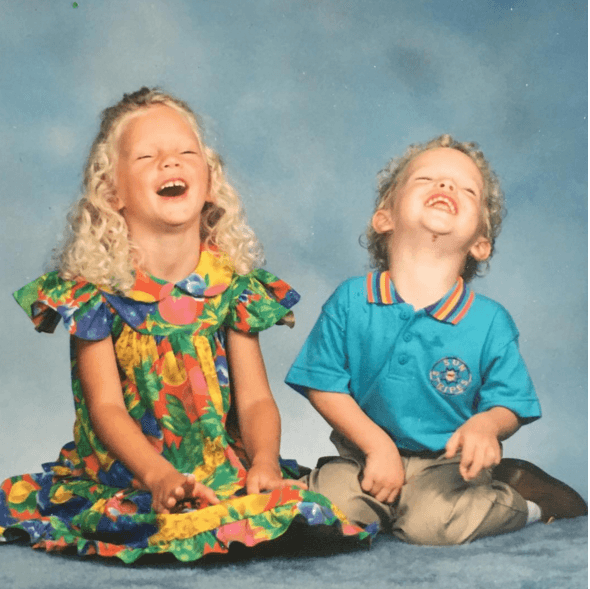 Además esta semana fue cumpleaños de su hermano, y ella posteó esta foto de cuando los dos eran unos bebés.