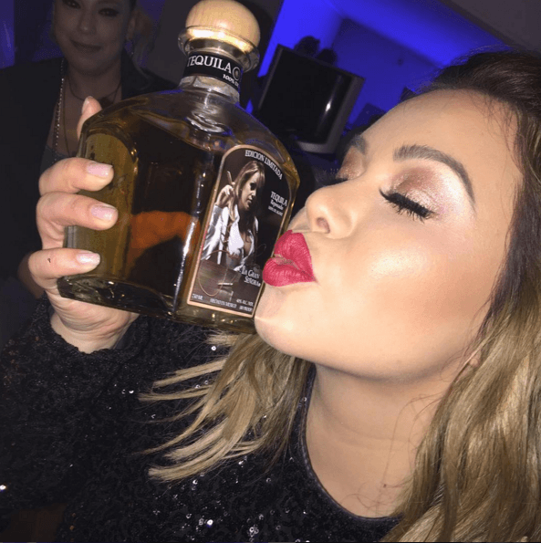 Chiquis también estuvo de fiesta esta semana, y como ella bien dice, su mamá estuvo presente para brindar por sus exitos.
