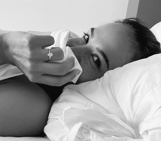 "Podría repetir una y otra vez el sonido de tu voz al decirlo, y sin lugar a dudas confirmar que es lo más bello que mis oídos han escuchado siempre.
<b>Te amo y amaré hasta el día que deje de existir. Gracias por elegirme."</b>, escribió al pie de esta fotografía.