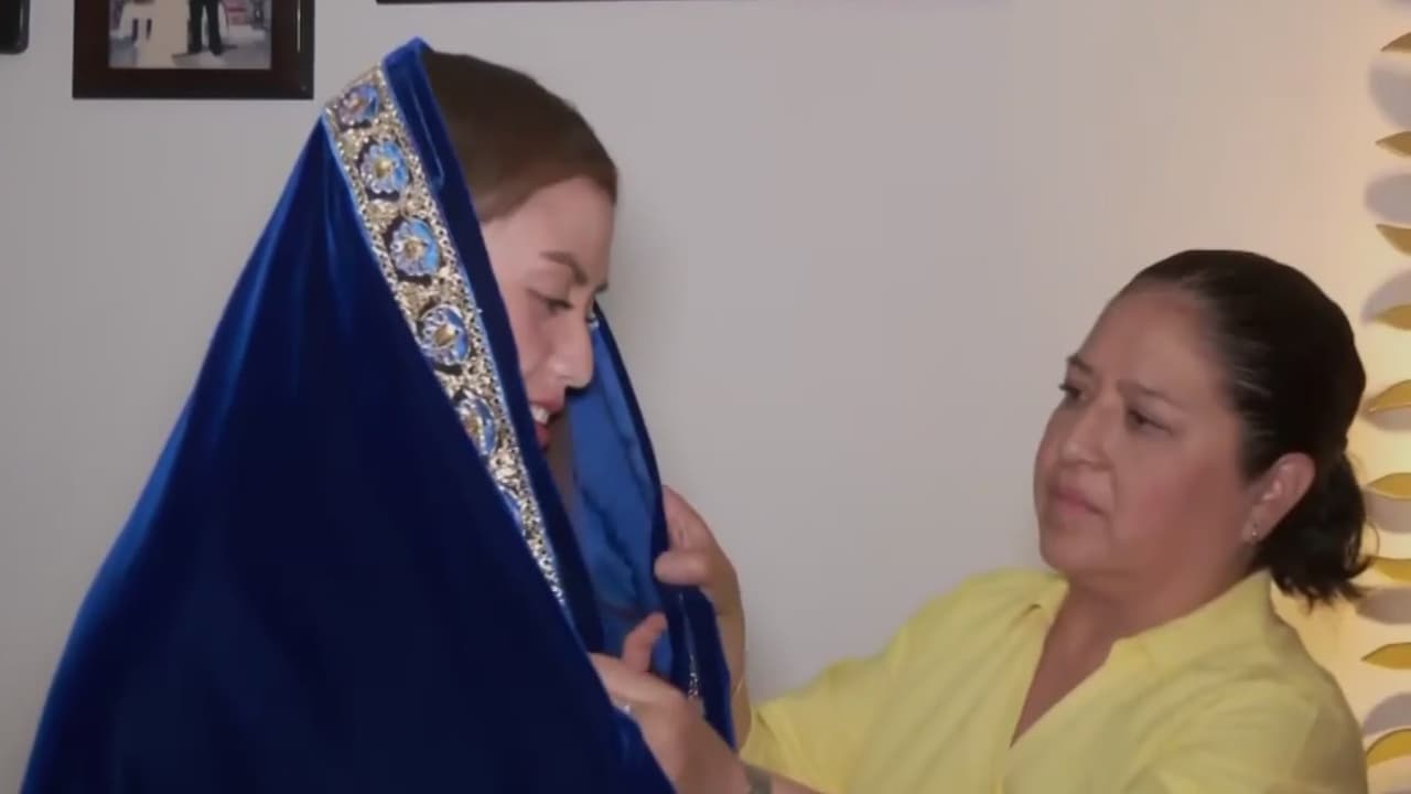 Jóvenes mexicanas interpretan a la Virgen y María Magdalena en la Pasión de Cristo en Iztapalapa, México